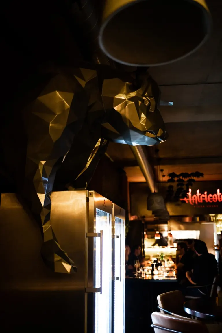 Bar se zlatým býkem a neonovým nápisem Antricote