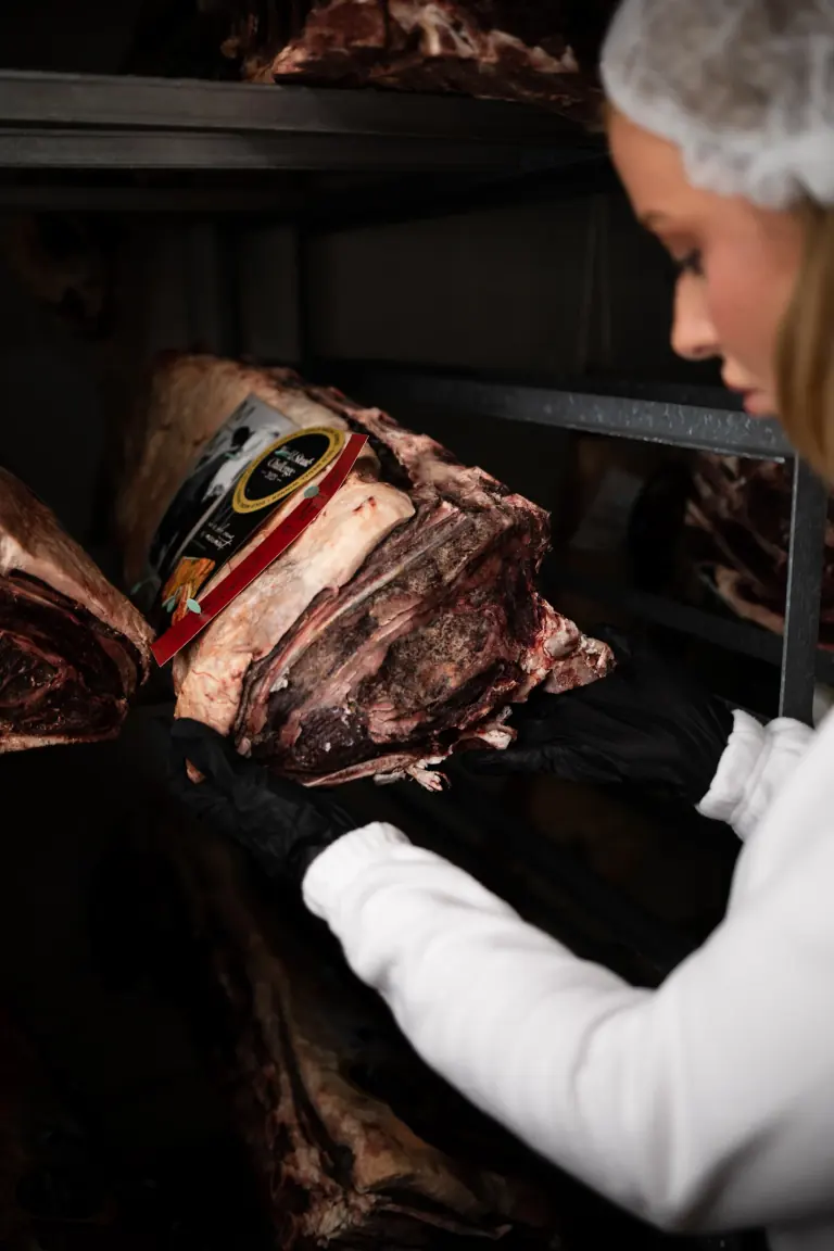 Kontrola dry aged hovězího v zrací komoře